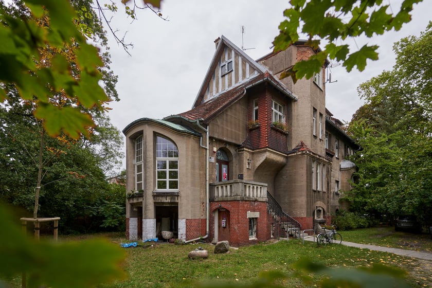 Biblioteka przy Jesiennej (Krzyki-Partynice) jesienią 2023 roku