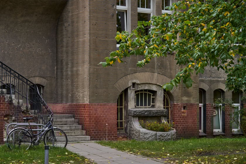 Biblioteka przy Jesiennej (Krzyki-Partynice) jesienią 2023 roku