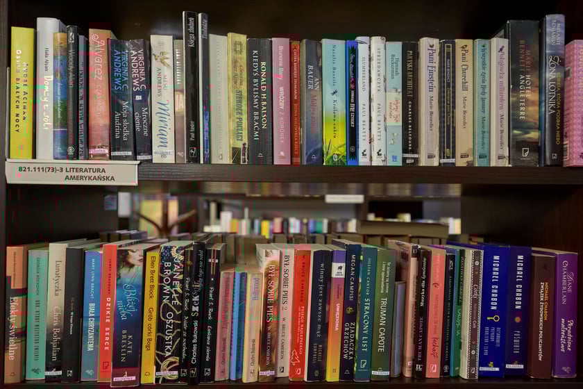 Biblioteka przy Jesiennej (Krzyki-Partynice) jesienią 2023 roku