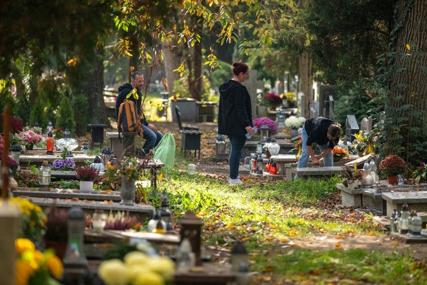 Przygotowania do Wszystkich Świętych na cmentarzu Osobowickim - 27.10.2024