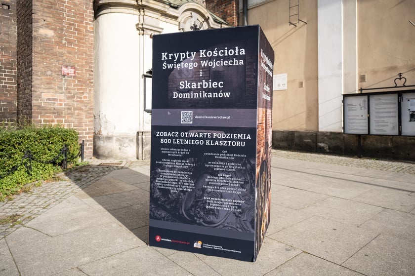 Informacja przed wejściem do kościoła św. Wojciecha przy pl. Dominikańskim