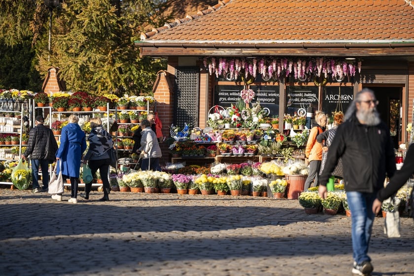 Tłumy na wrocławskich nekropoliach. Zobaczcie zdjęcia, 1 listopada 2024
