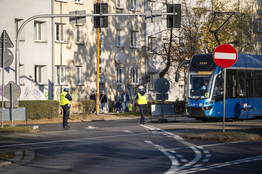 Tłumy na wrocławskich nekropoliach. Zobaczcie zdjęcia, 1 listopada 2024