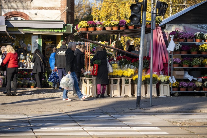 Tłumy na wrocławskich nekropoliach. Zobaczcie zdjęcia, 1 listopada 2024