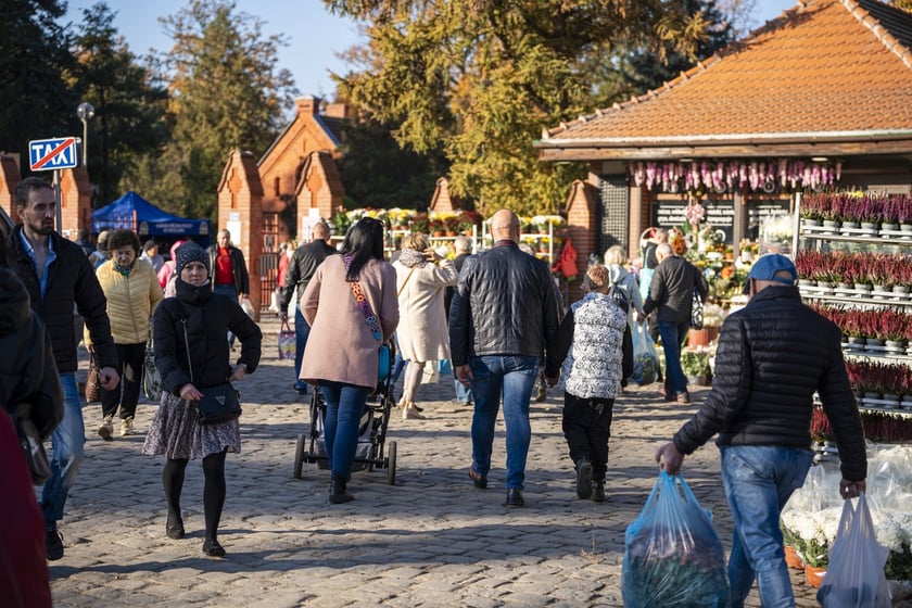 Tłumy na wrocławskich nekropoliach. Zobaczcie zdjęcia, 1 listopada 2024