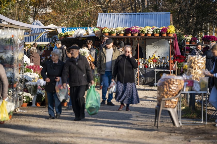 Tłumy na wrocławskich nekropoliach. Zobaczcie zdjęcia, 1 listopada 2024