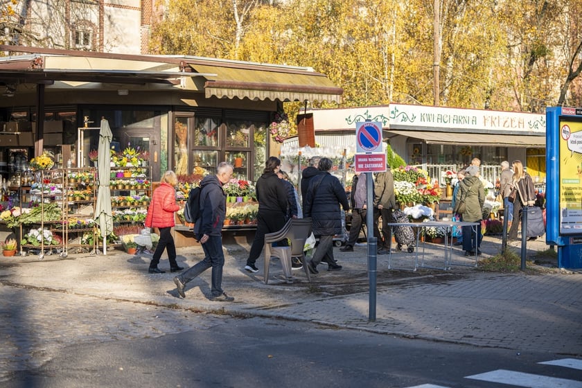 Tłumy na wrocławskich nekropoliach. Zobaczcie zdjęcia, 1 listopada 2024