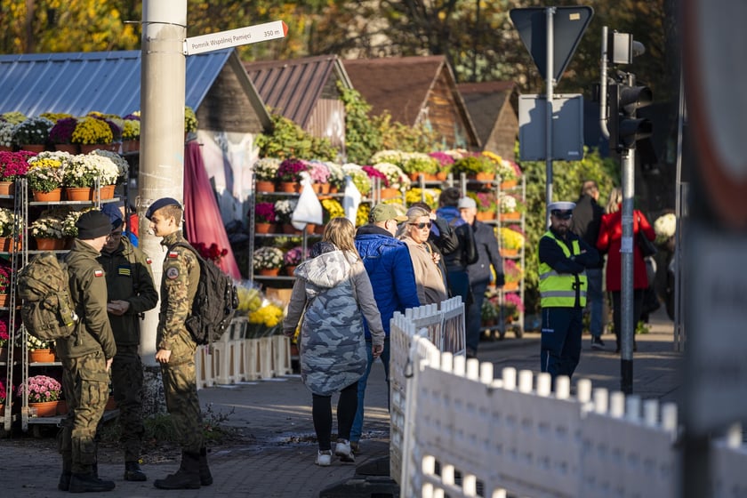 Tłumy na wrocławskich nekropoliach. Zobaczcie zdjęcia, 1 listopada 2024