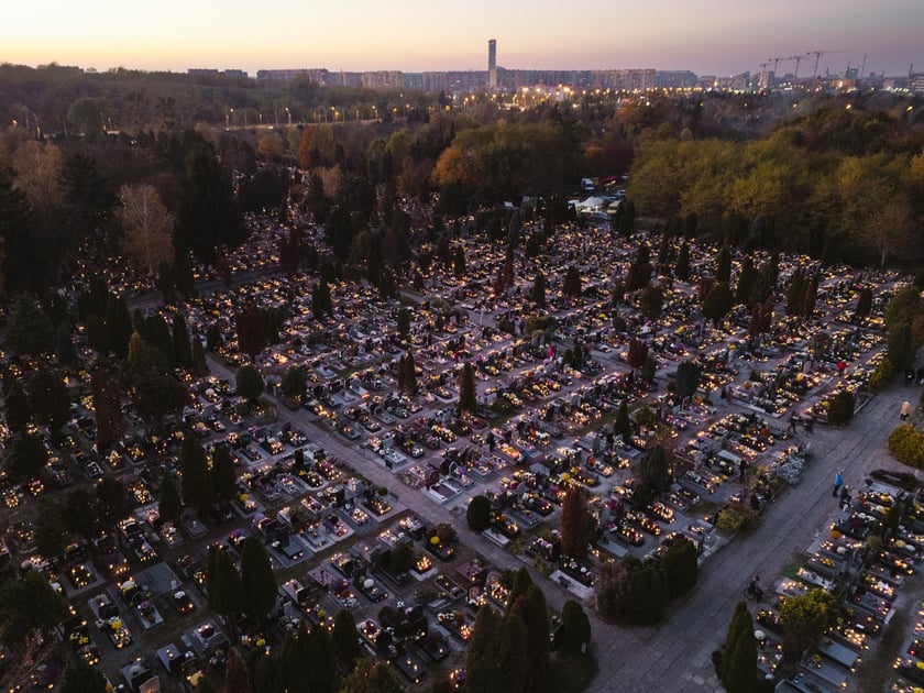 Cmentarz przy Bardziej, widok z góry, 1 listopada 2024