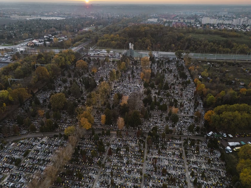 Cmentarz przy Bardziej, widok z góry, 1 listopada 2024