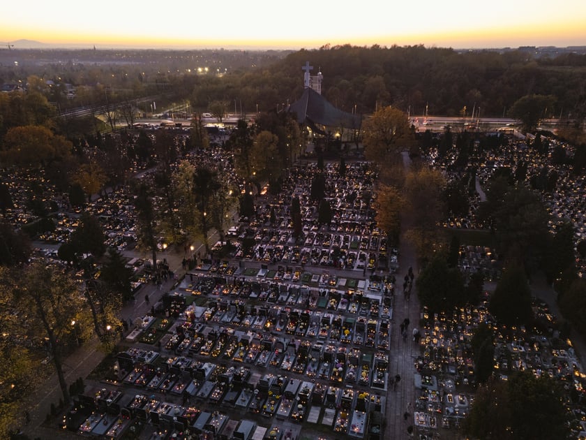 Cmentarz przy Bardziej, widok z góry, 1 listopada 2024