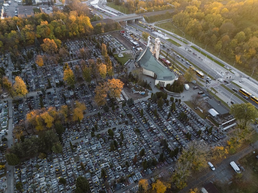 Cmentarz przy Bardziej, widok z góry, 1 listopada 2024