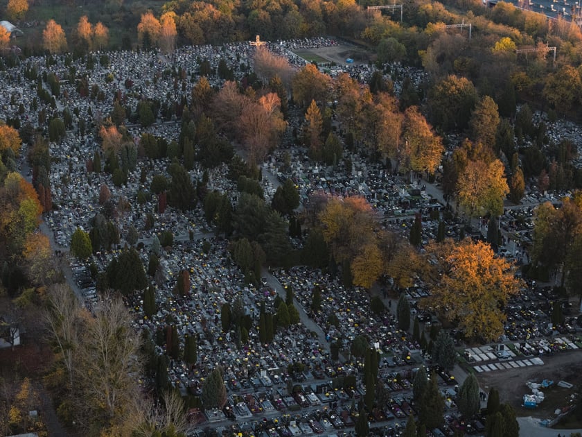 Cmentarz przy Bardziej, widok z góry, 1 listopada 2024