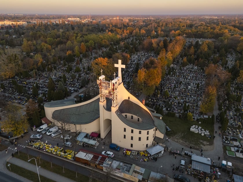 Cmentarz przy Bardziej, widok z góry, 1 listopada 2024
