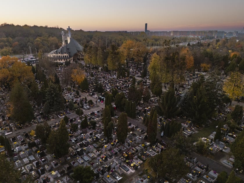 Cmentarz przy Bardziej, widok z góry, 1 listopada 2024