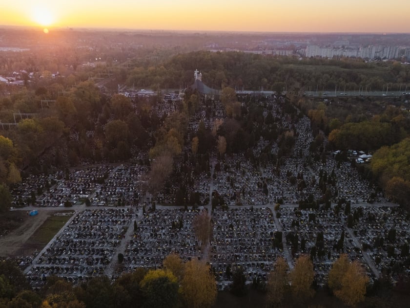 Cmentarz przy Bardziej, widok z góry, 1 listopada 2024