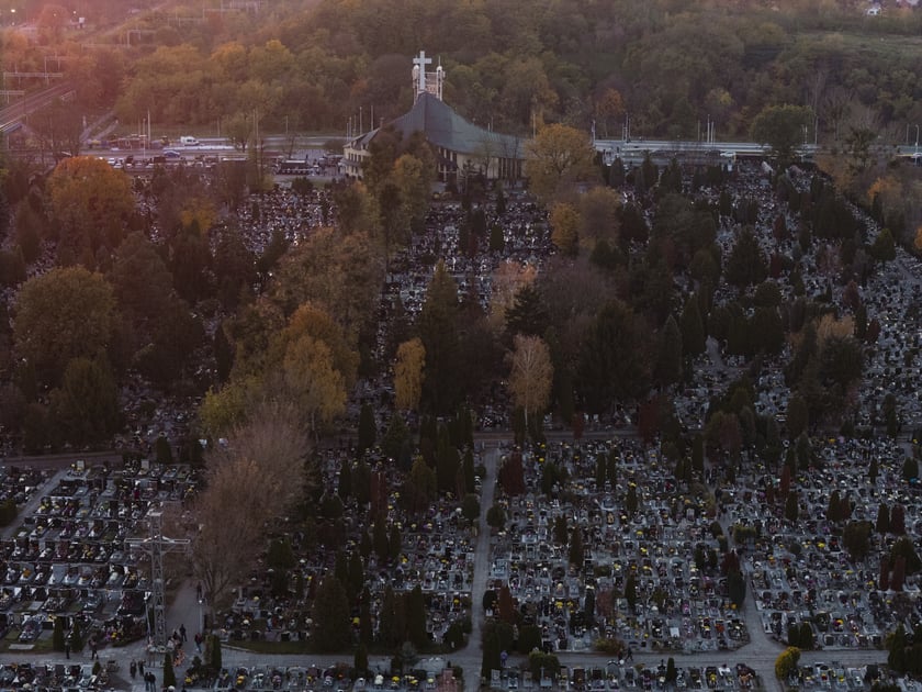 Cmentarz przy Bardziej, widok z góry, 1 listopada 2024