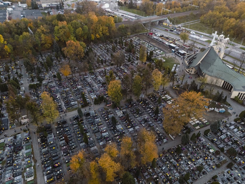 Cmentarz przy Bardziej, widok z góry, 1 listopada 2024