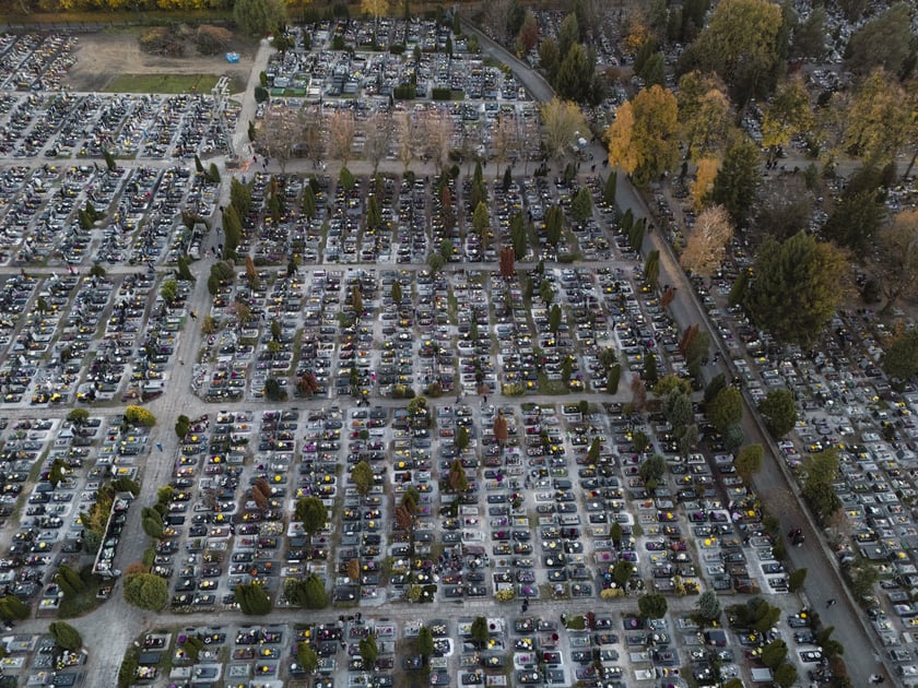 Cmentarz przy Bardziej, widok z góry, 1 listopada 2024