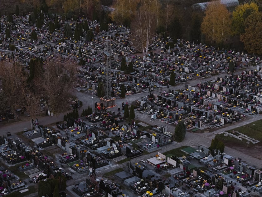 Cmentarz przy Bardziej, widok z góry, 1 listopada 2024