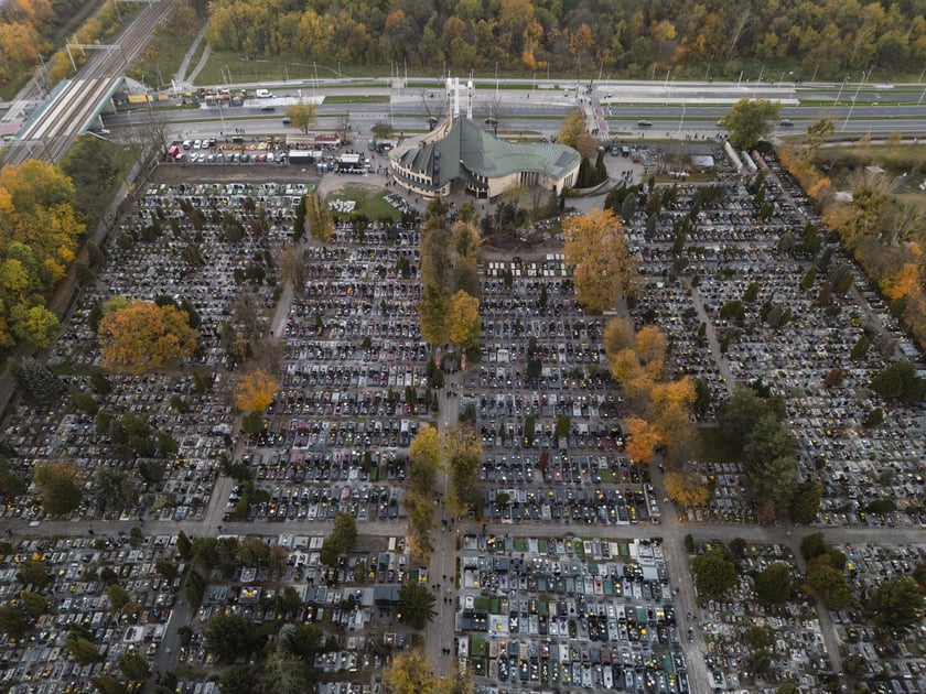 Cmentarz przy Bardziej, widok z góry, 1 listopada 2024