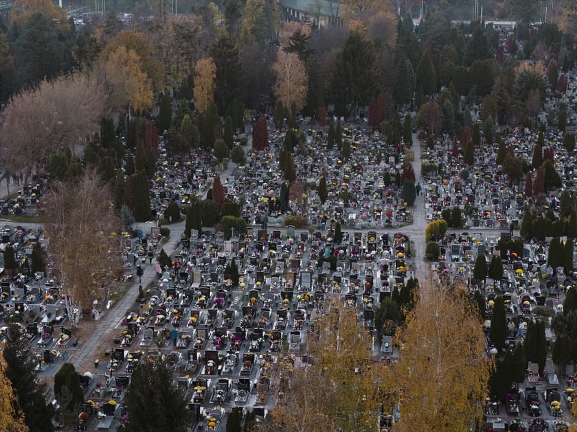 Cmentarz przy Bardziej, widok z góry, 1 listopada 2024
