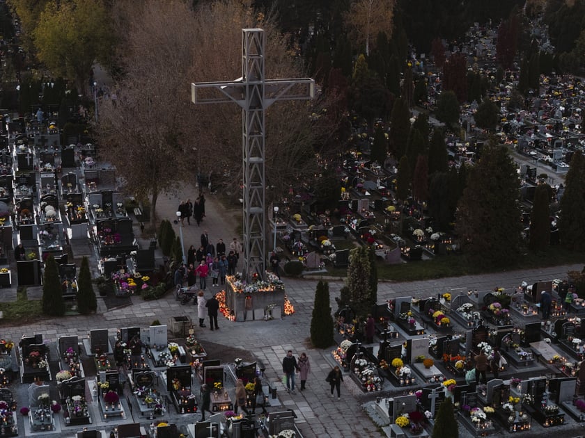 Cmentarz przy Bardziej, widok z góry, 1 listopada 2024