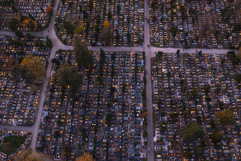 Cmentarz Osobowicki na zdjęciach z drona o zmierzchu i nocą