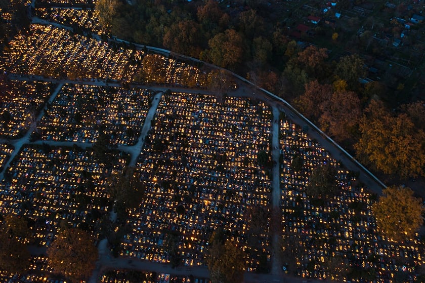 Cmentarz Osobowicki na zdjęciach z drona o zmierzchu i nocą