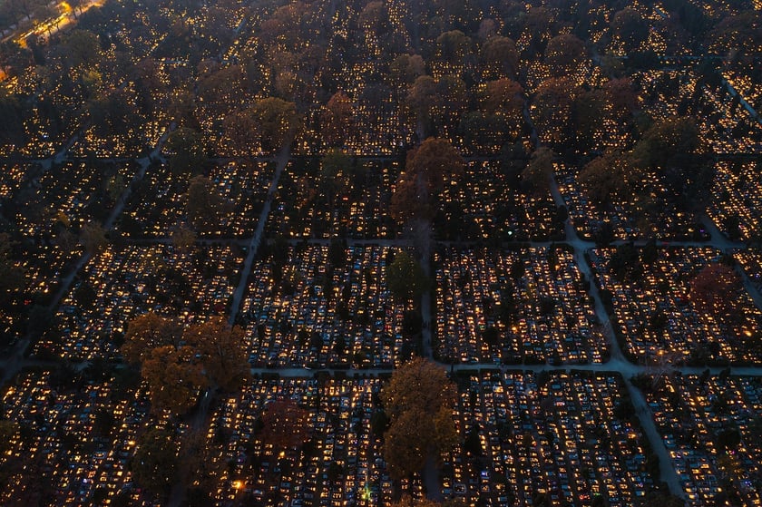 Cmentarz Osobowicki na zdjęciach z drona o zmierzchu i nocą