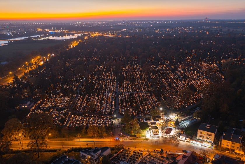 Cmentarz Osobowicki na zdjęciach z drona o zmierzchu i nocą