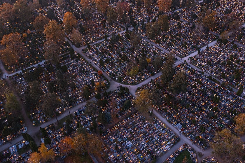 Cmentarz Osobowicki na zdjęciach z drona o zmierzchu i nocą