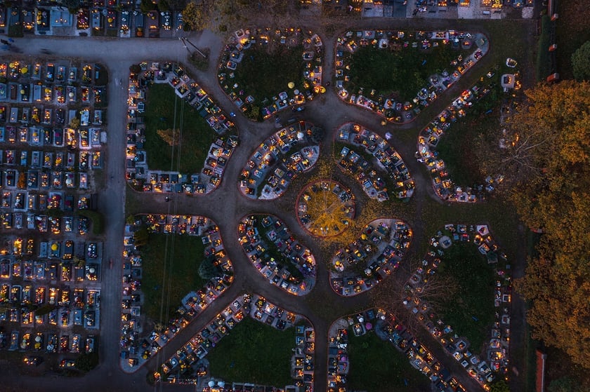 Cmentarz Osobowicki na zdjęciach z drona o zmierzchu i nocą