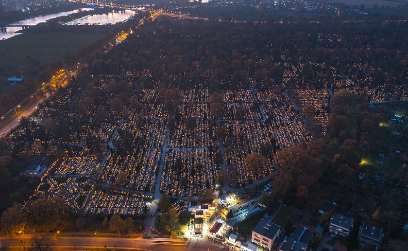 Cmentarz Osobowicki na zdjęciach z drona o zmierzchu i nocą