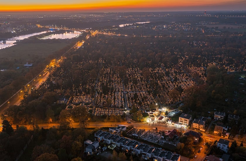 Cmentarz Osobowicki na zdjęciach z drona o zmierzchu i nocą