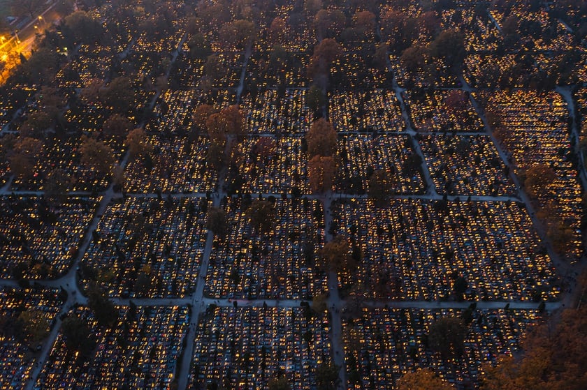 Cmentarz Osobowicki na zdjęciach z drona o zmierzchu i nocą