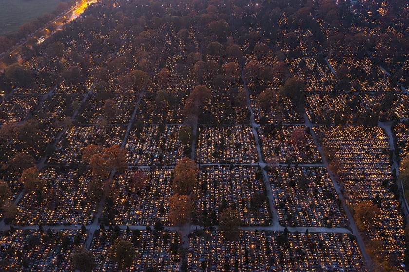 Cmentarz Osobowicki na zdjęciach z drona o zmierzchu i nocą