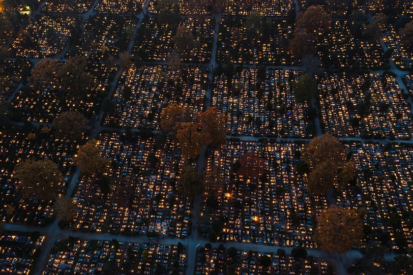 Cmentarz Osobowicki na zdjęciach z drona o zmierzchu i nocą