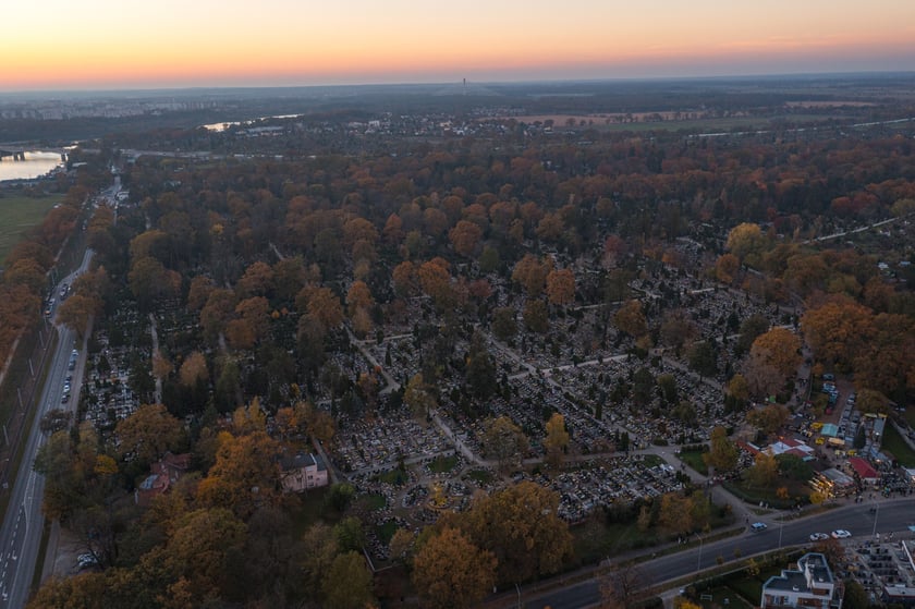 Cmentarz Osobowicki na zdjęciach z drona o zmierzchu i nocą
