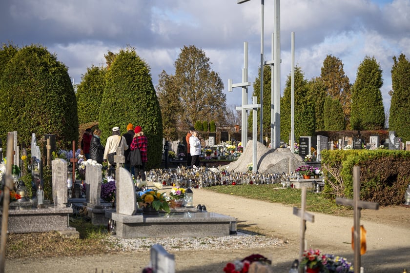 Cmentarz przy Kiełczowskiej (Psie Pole-Zawidawie) na zdjęciach