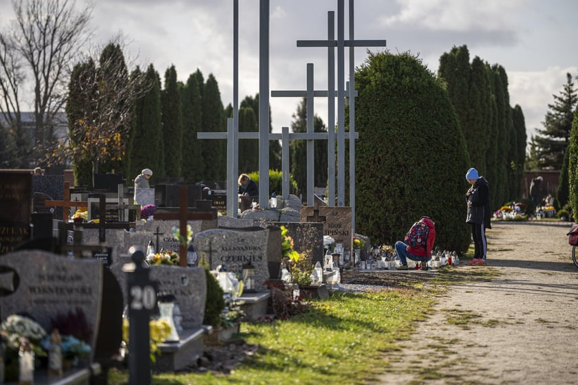 Cmentarz przy Kiełczowskiej (Psie Pole-Zawidawie) na zdjęciach