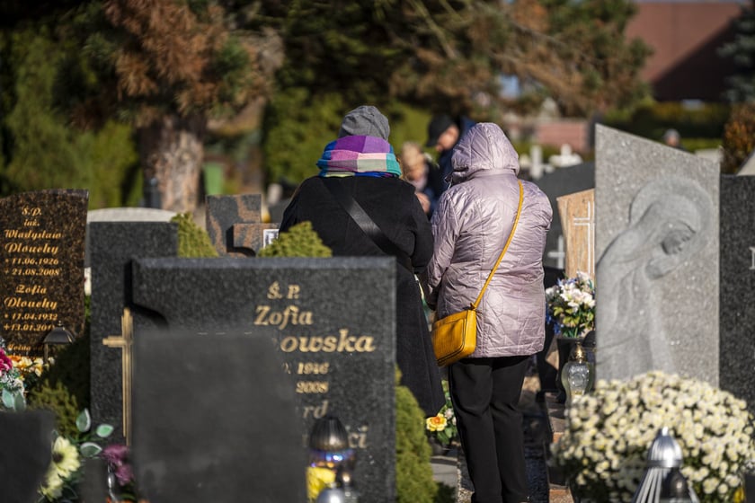 Cmentarz przy Kiełczowskiej (Psie Pole-Zawidawie) na zdjęciach