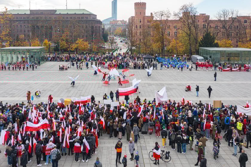 Radosna Parada Niepodległości 2023 we Wrocławiu. Pl. Wolności