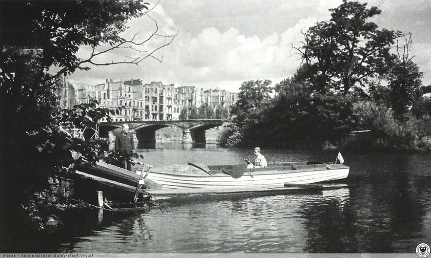 Most Oławski i zniszczone kamienice przy ul. Wybrzeże Juliusza Słowackiego w 1947 roku