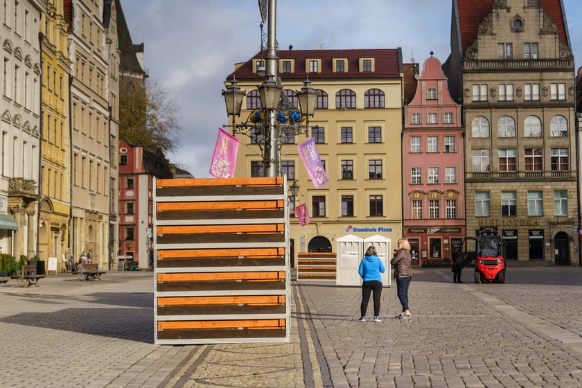 Ustawianie Jarmarku Bożonarodzeniowego