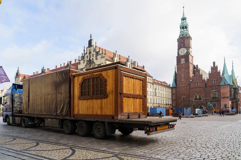 Ustawianie Jarmarku Bożonarodzeniowego