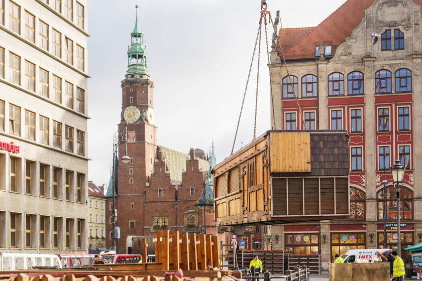 Ustawianie Jarmarku Bożonarodzeniowego
