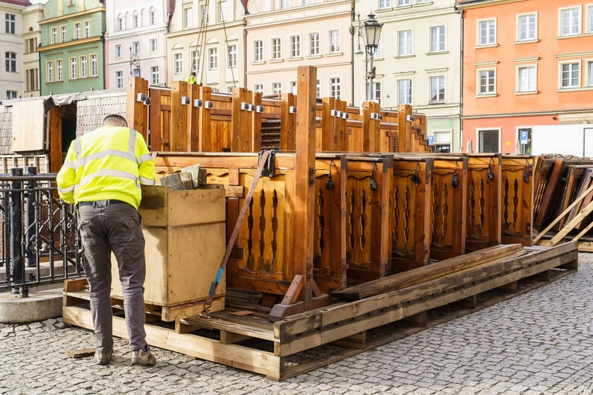 Ustawianie Jarmarku Bożonarodzeniowego