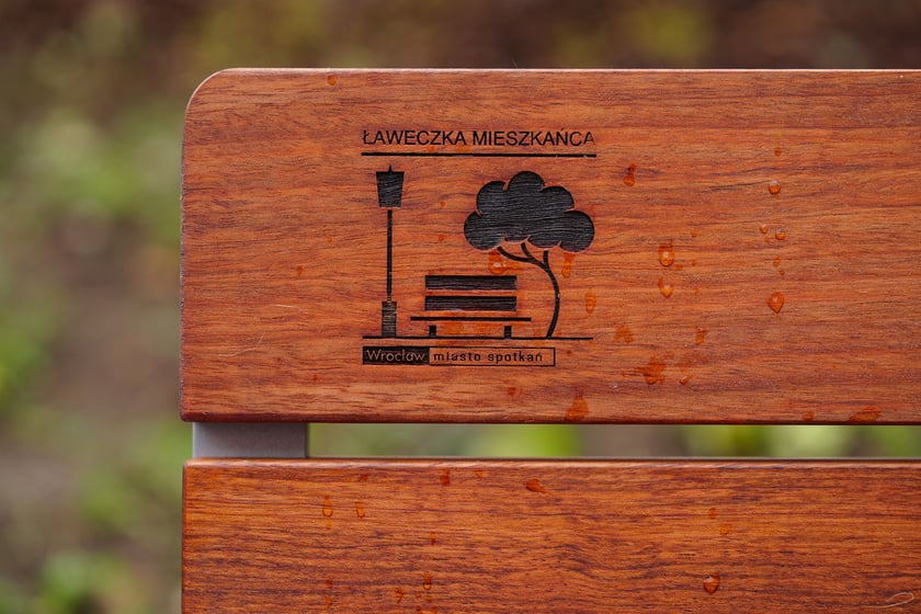 Montaż Ławeczki Mieszkańca przy ul. Krowiej (listopad 2024)