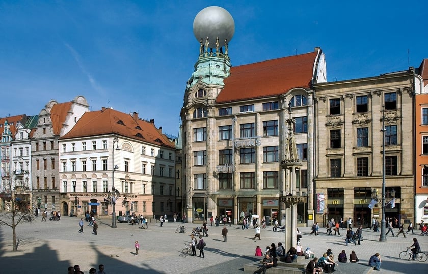 Feniks z globusem na wieży i tarasem widokowym